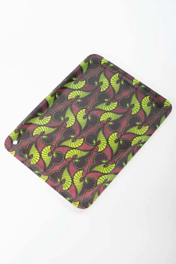 Bandeja decorativa con estampado africano de hojas en tonos granate y lima. Decoración étnica y con valores.