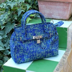 Bolso azul con estampado africano y tejido a mano. Viste nuestra moda ética, exclusiva y con historia propia.