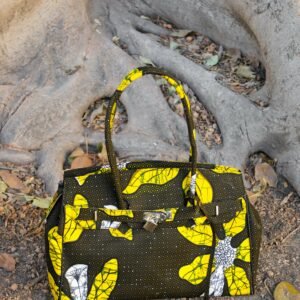 Bolso con estampado africano en tonos amarillos y verdes artesanal, símbolo de moda inclusiva y consciente.​