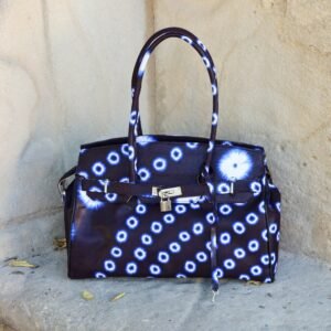 Bolso estampado africano de flores en tonos azules. Fabricado a mano. Apoya la moda consciente y solidaria.​