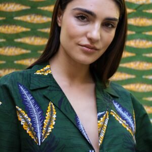Chaqueta estampada en tonos verdes con hojas tejida a mano. Moda y estilo en una prenda única y con valores.