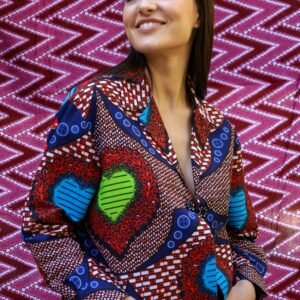 Chaqueta estampado africano de patrones geométricos y corazones. Prenda única de wax tejida a mano con alma.