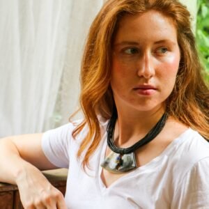 Collar negro y azul fabricado a mano con amor. Un accesorio étnico exclusivo y solidario de raíces africanas.