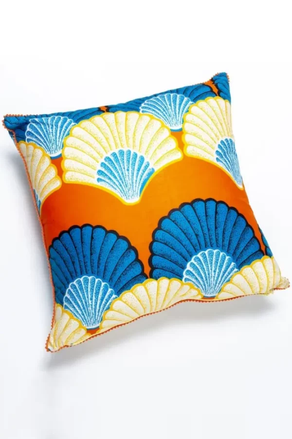 Funda de cojín con estampado africano de abanicos. Tejido wax 100% algodón. Decoración ética para tu hogar.​