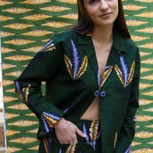Falda estampada en tonos verdes con hojas tejida a mano. Moda y estilo en una prenda exclusiva y con valores.