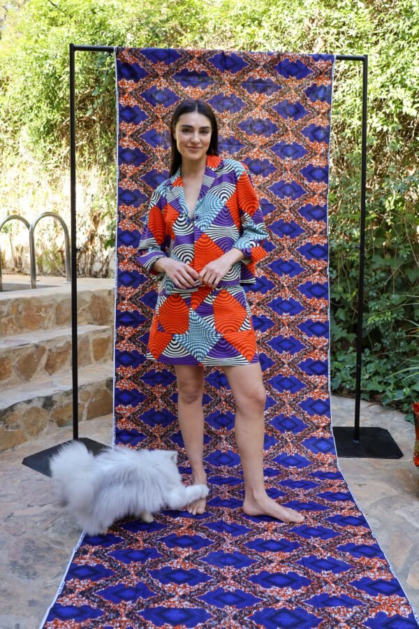 Falda en tonos morado, naranja y azul con estampado africano de wax. Moda consciente y artesanal con valores.