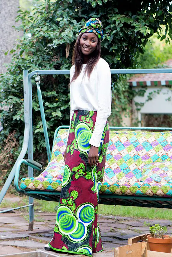 Falda africana larga estampada en tonos granate, verde lima y azul. Hecha a mano. Prenda atemporal y con alma.