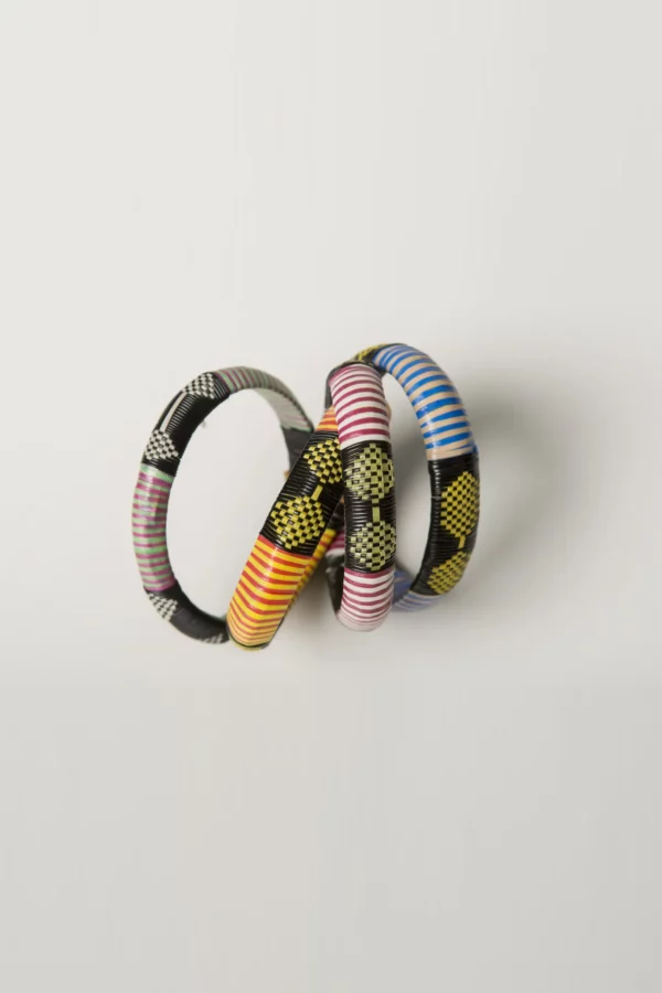 Conjunto de pulseras africanas en tonos vibrantes. Fabricadas a mano. Diseño exclusivo y solidario con valores.