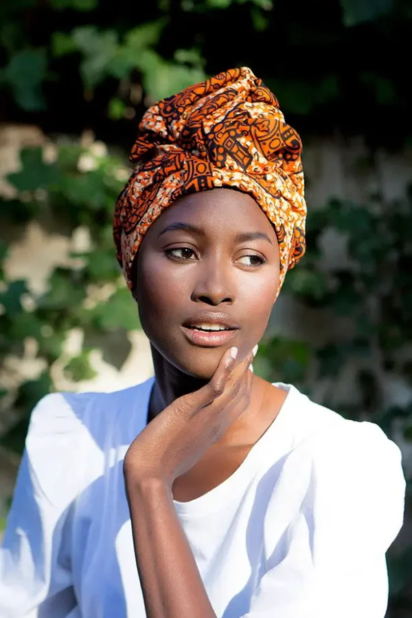 Turbante estampado africano naranja, blanco y negro hecho a mano. Viste complementos étnicos de moda con alma.