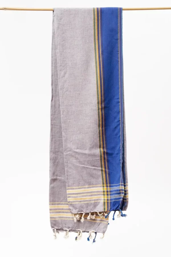Pareo de algodón gris con tintes vegetales. Accesorio exclusivo hecho a mano y con impacto social. Moda ética.