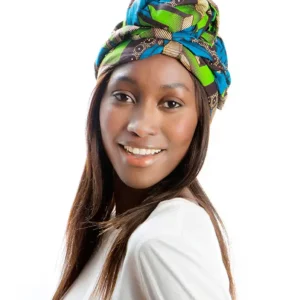 Turbante africano con estampado en tonos verdes y azules. Pieza exclusiva de moda ética con alma y carácter.