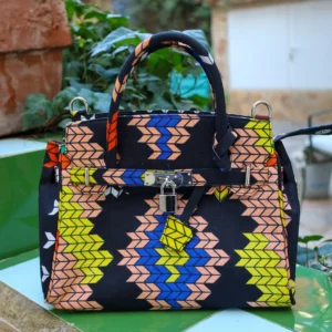 Bolso con estampado africano hecho a mano por artesanas. Encuentra moda africana única y artículos exclusivos.